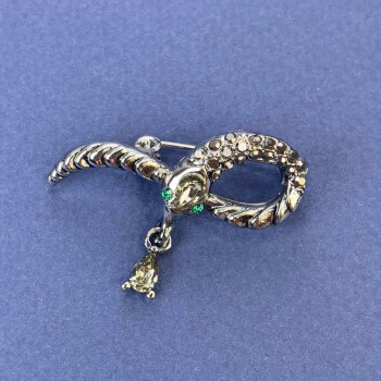 Brož ve tvaru hada, šedá barva se šedými štrasovými kamínky, stříbrný kov, 39×22 mm