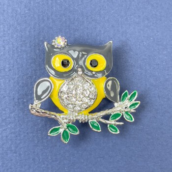 Brož-přívěšek Sova s bílými štrasami, žlutou a šedou smaltovanou barvou, stříbřitý kov, průměr 33 mm ±, délka 32 mm ±