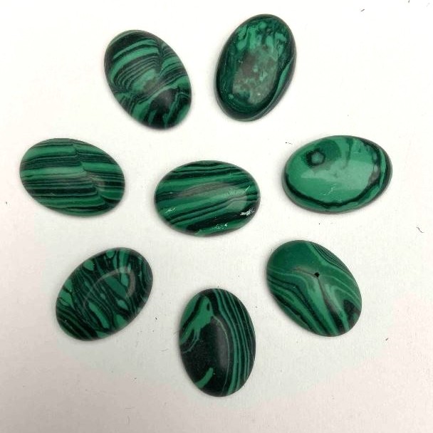 Kabošon malachit (lisovaný) 18×13 mm (±) cena za 1 ks