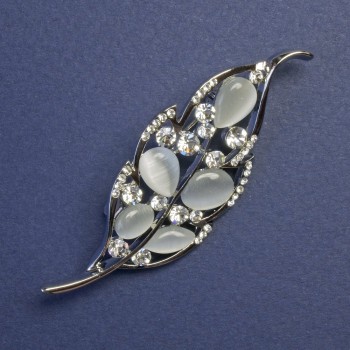 Brož List kočičího oka, bílé štrasové kamínky, stříbrný kov, 64×24 mm+
