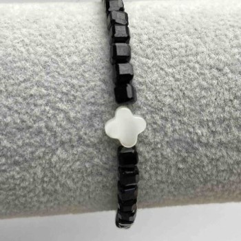 Náramek z turmalínu s brusovanými kubíky, průměr 4×4 mm, ± s perleťovou vložkou, délka 18–23 cm, s prodlužovacím řetízkem