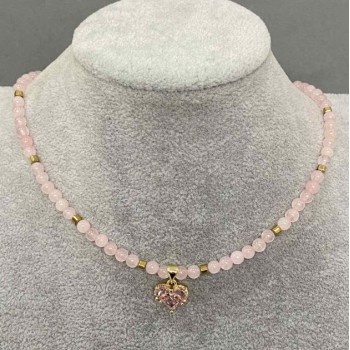 Choker z růžového křemene s hladkými kuličkami 4 mm ± a hematitovými kostkami 3 mm ±, s přívěskem ve tvaru srdce 12 mm ±, délka 36 cm + prodlužovací řetízek