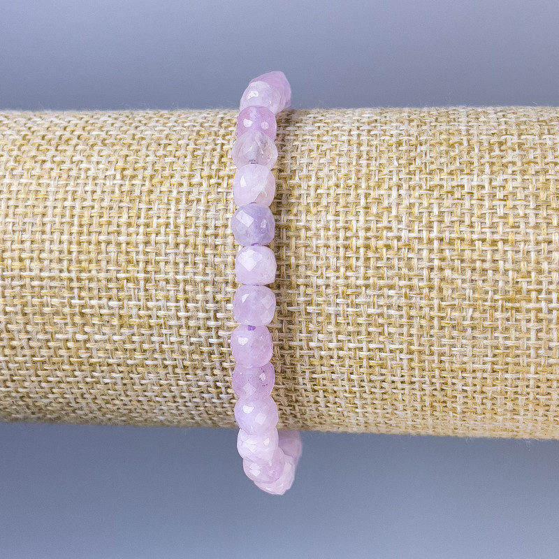 Náramek z broušeného kunzitu – kostka, průměr 6 mm, délka 18 cm, elastický
