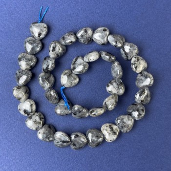 Korálky labradoritu ve tvaru srdce 11×12×6 mm ± na niti, délka 39 cm+