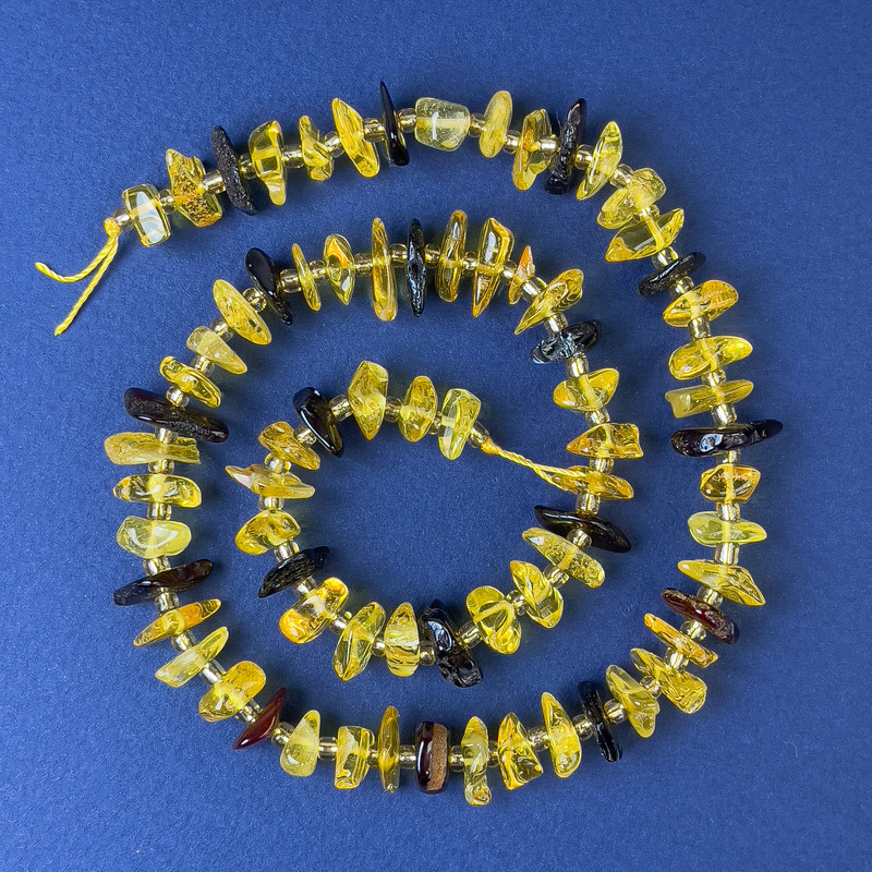 Jantarové korálky drobky 10–12×4 mm + s rokajlem, průměr 3 mm + na niti, délka 38 cm+