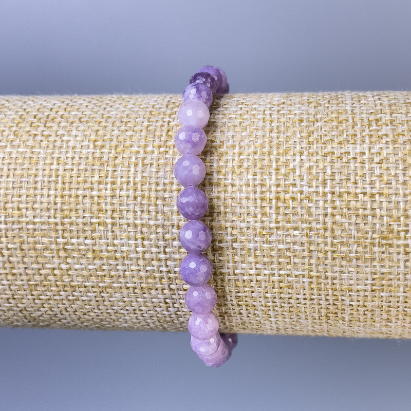 Náramek z brusovaných lepidolitových korálků, průměr 6 mm, délka 18 cm, elastický