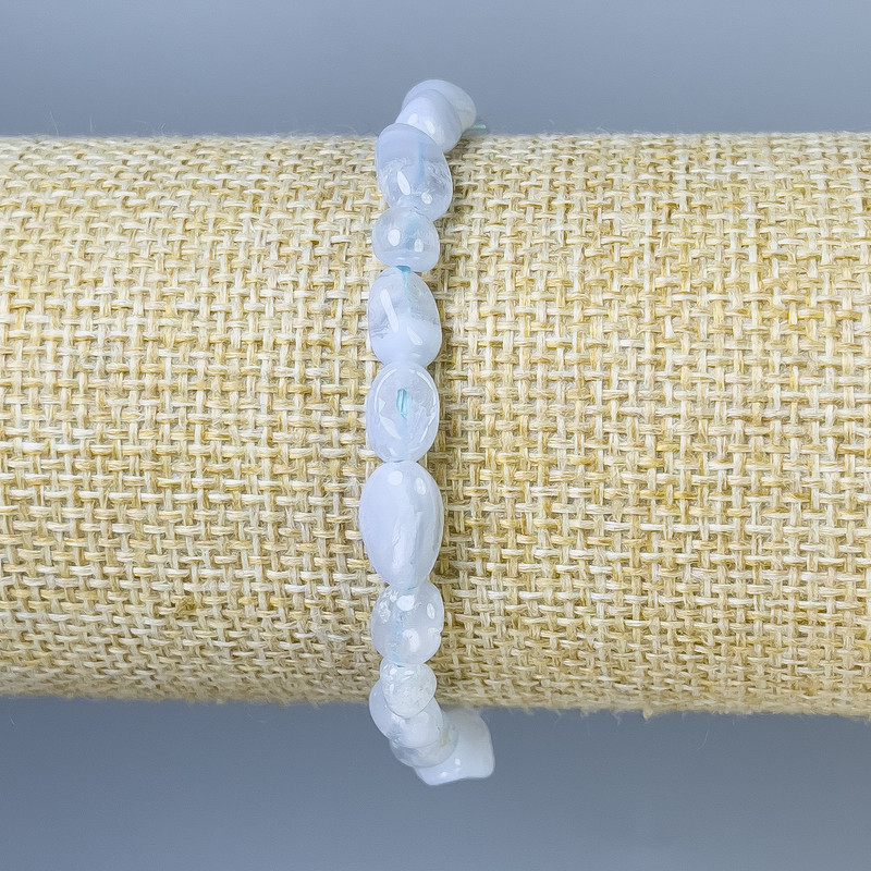 Náramek z kalcedonu, fasetované korálky, průměr 5–8×6 mm ±, délka 18 cm ±, pružný