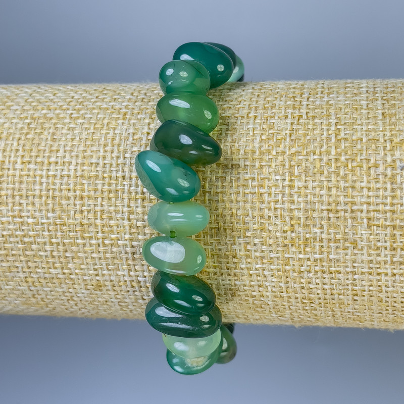 Náramek ze zeleného achátu, facetovaný, průměr 9–14×7–9 mm ±, délka cca 18 cm, elastický