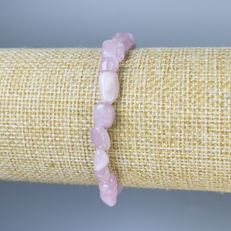 Náramek z kunzitu, facetovaný, průměr 6–12×6–7 mm, délka 18 cm, elastický