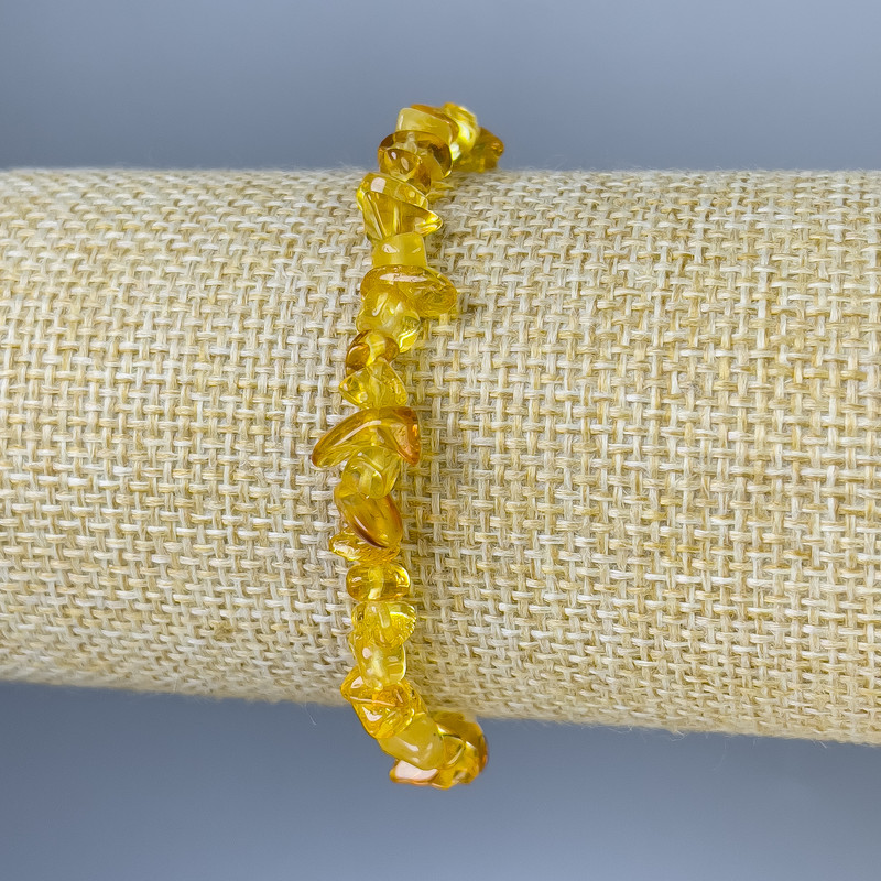 Náramek z jantarových úlomků, velikost 7×4 mm, délka cca 18 cm, elastický