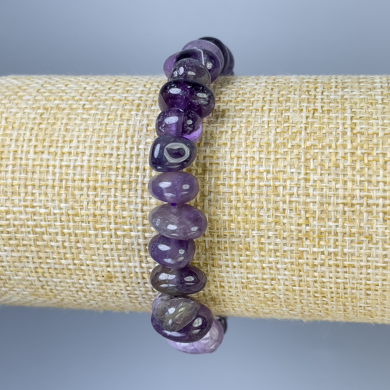 Náramek z ametystu, brusované korálky 9–12×6–8 mm, délka 18 cm, elastický
