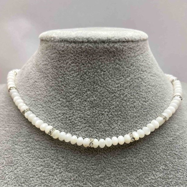 Elegantní choker z přírodní perleti