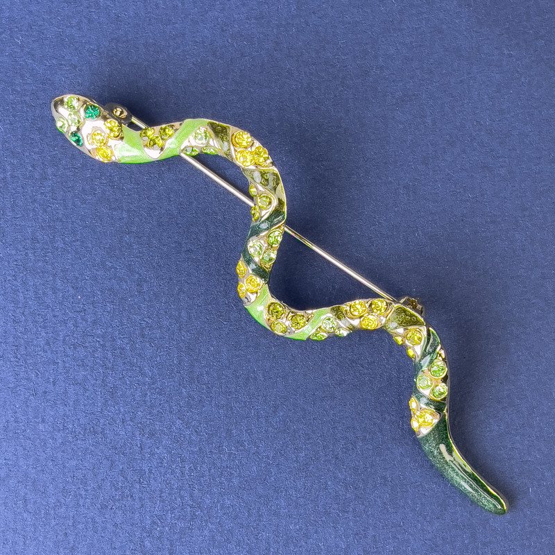 Brožka had – zelený smalt s krystaly, zlatý kov, 82×23 mm