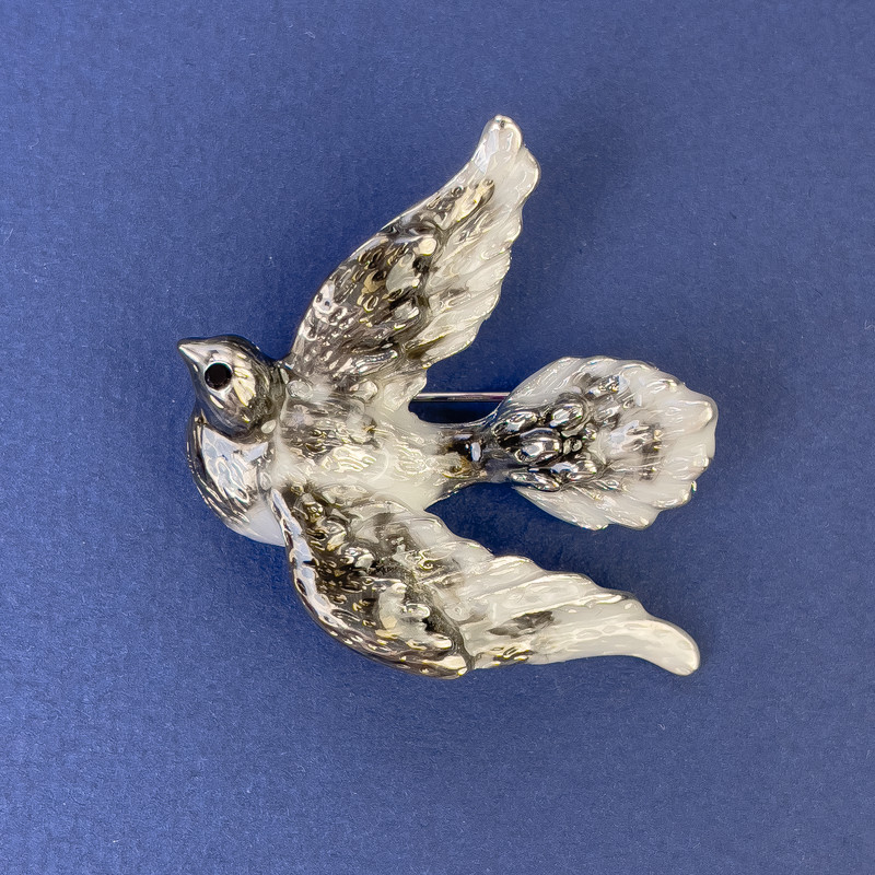 Brož Holub, průměr 40×45 mm ± šedá emailová glazura, stříbrný kov