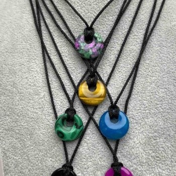 Černá šňůra s pleteným vzorem na krk, průměr 1,9 mm, s přívěskem ve tvaru donutu, průměr 18 mm, délka cca 58 cm ± s nastavitelnou délkou