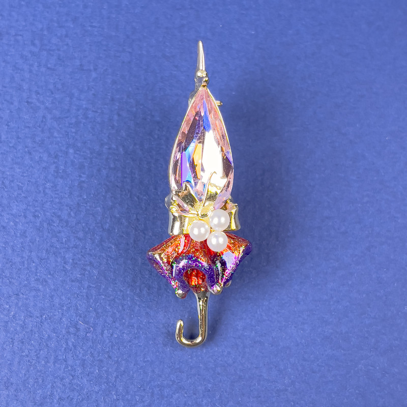 Brož ve tvaru deštníku s růžovým krystalem a perličkami, 46×16 mm, zlatistý kov