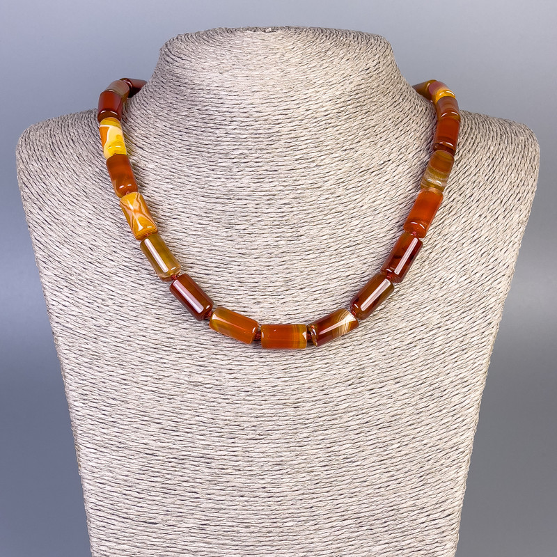 Náhrdelník z achátu cylindrický, rozměry 16×8 mm, délka 45 cm, s uzávěrem