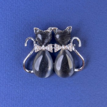 Brož Kočky s tmavě šedým kočičím okem, bílé štrasové kamínky, stříbrný kov, rozměr 31×38 mm +