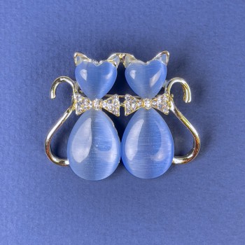 Brož Kočky s modrým kamenem kočičího oka, bílé štrasové kamínky, zlatistý kov, průměr 31×38 mm