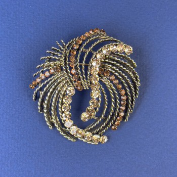 Brož Akcent, světle hnědé a hnědé štrasové kamínky, bronzozlatý kov, průměr 50 mm +