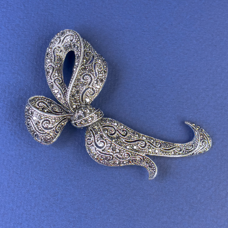 Brož s mašličkou ze šedých štrasů, tmavě stříbrný kov, průměr 70×43 mm +