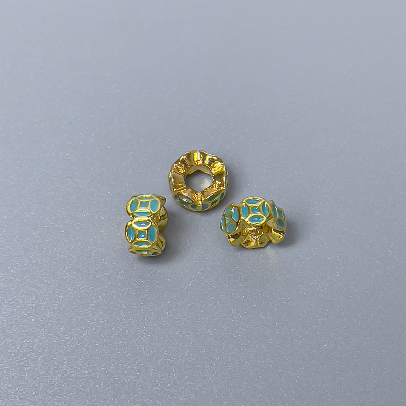 Korálka Cloisonné rondel se zeleným smaltem, průměr 6×3 mm, otvor 2,8 mm, zlatý odstín kovu, 1 ks