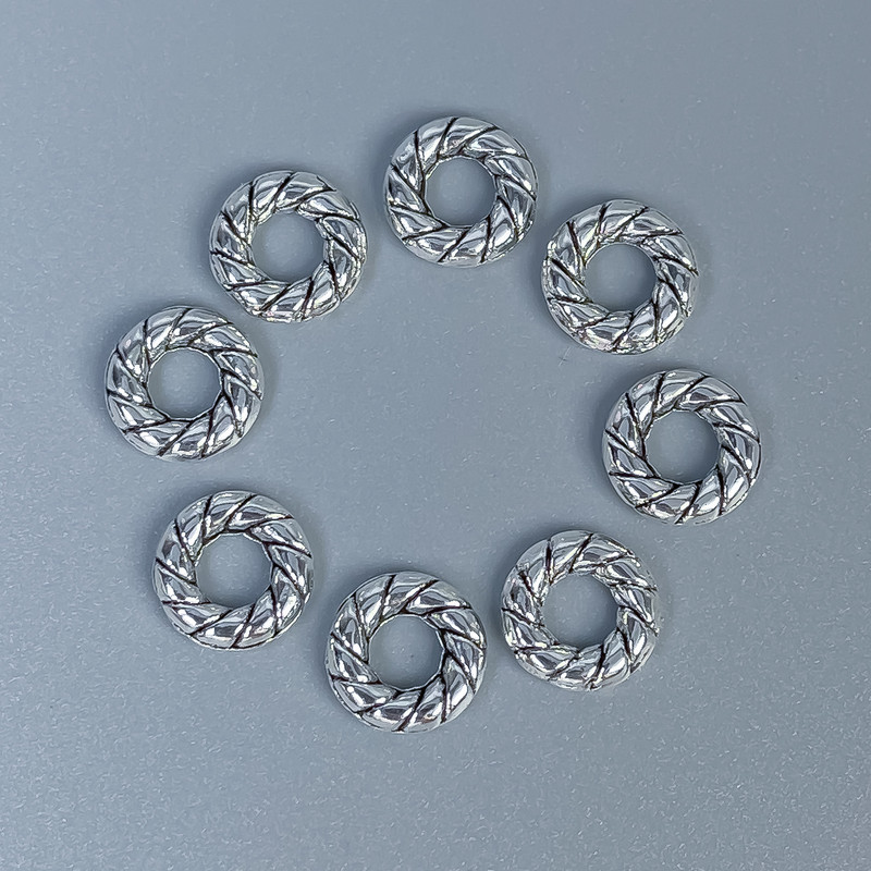 Korálky-vložky ve stříbrné kovové barvě, průměr 8×2 mm, díra cca 3,5 mm, balení 38 ks