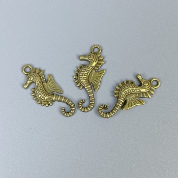 Přívěšek Mořský koník, bronzová barva kovu, rozměry 29×12×2 mm, otvor cca 2 mm, balení 11 ks