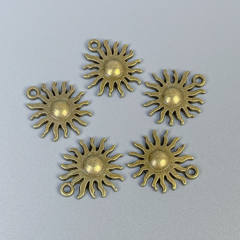 Přívěšek Slunce, bronzová barva kovu, rozměry 17×15×2,5 mm, otvor o průměru 1 mm, balení 14 ks