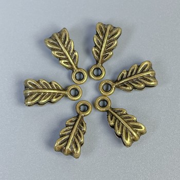 Poutko bronzové barvy kovu, rozměry 14×7×5 mm ±, otvory o průměru 2,5 mm a 1,8 mm ±, balení 22 ks