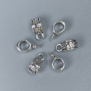 Poutko – barva kovu stříbrná, rozměry 11×5×6 mm ±, otvory průměr cca 4,5 mm a 2 mm ±, balení 20 ks