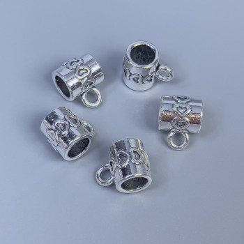 Poutko na šperky, barva kovu stříbrná, rozměry 9×8×7 mm, otvory 5 mm a 2 mm, balení 14 ks