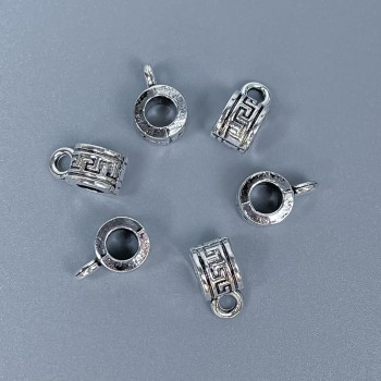 Poutko stříbrné barvy, rozměry 10×5×6 mm ± otvory, průměr 4 mm ±, průměr 2 mm ±, balení 20 g (~ 27 ks)