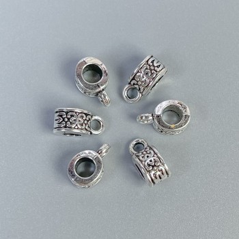 Poutko ve stříbrné barvě, rozměry 10×5×6 mm, otvory 4 mm a 2 mm, balení 20 g (cca 28 ks)