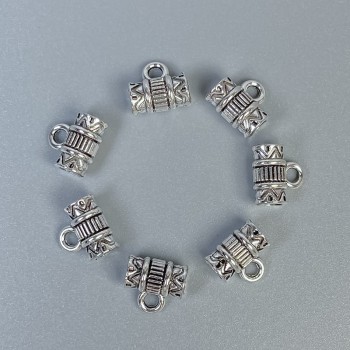 Poutko (furnitura) kovové, barva stříbrná, rozměry 8×8×4 mm ±, otvory, průměr 3 mm ±, průměr 1,8 mm ±, balení 20 g (~45 ks)