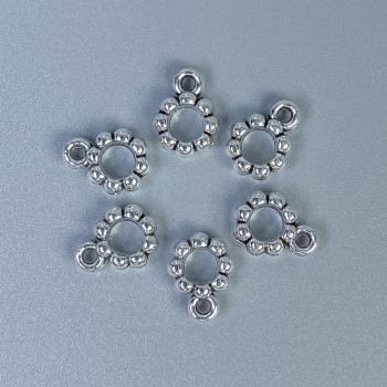 Poutko (bail) kovové, barva stříbrná, rozměry 11×8×3 mm, otvory Ø 4 mm, Ø 1,5 mm ±, balení 20 g (~32 ks)