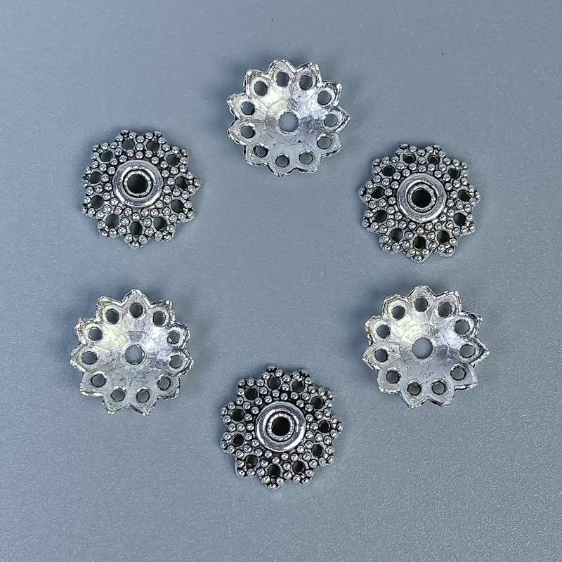Kovové víčko na korálek, barva kovu: stříbrná, průměr 11,5×1 mm, otvor 1,5 mm, balení 32 ks