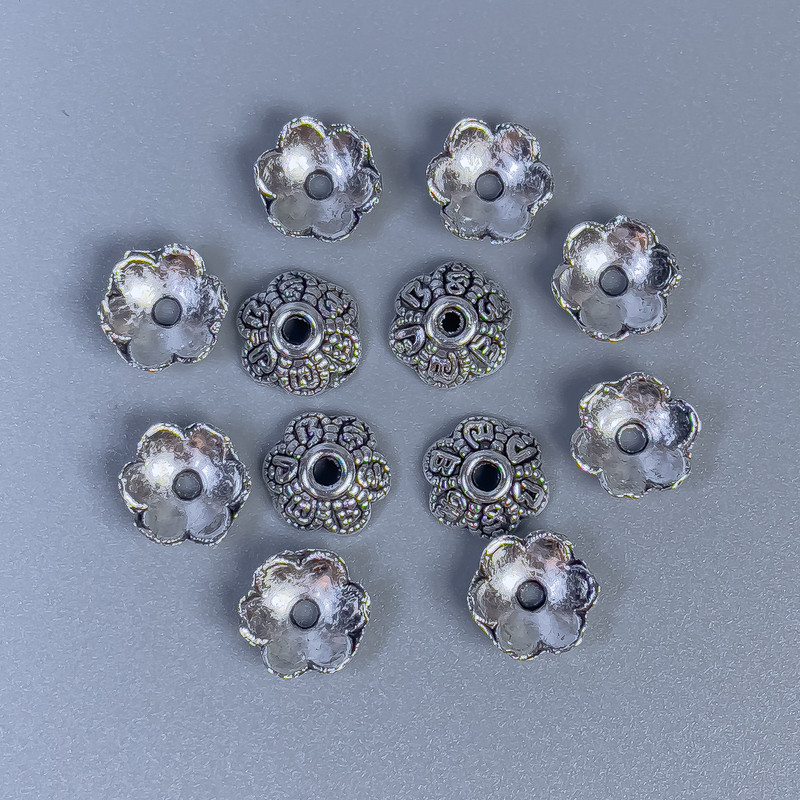 Korálkové čepičky na korálek, barva kovu – stříbrná, rozměry 8×3×1 mm, otvor cca 1,5 mm, balení 50 ks