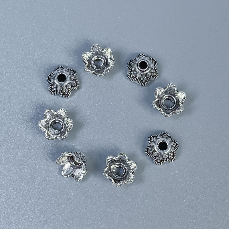 Koncovka na korálky, barva kovu: stříbrná, rozměry d8×4,5×1 mm, otvor Ø 2 mm, balení 32 ks