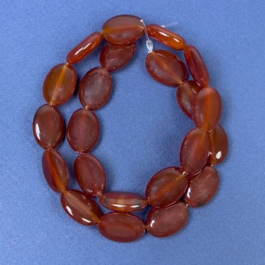 Korálky karneolu na niti oválné, průměr 18×12 mm, délka 37 cm ±