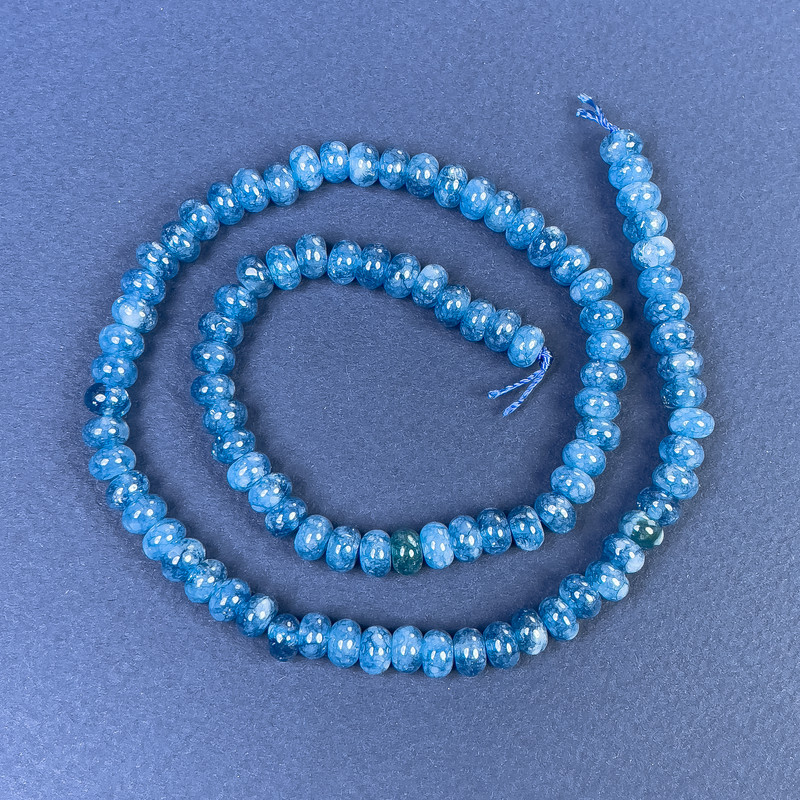 Korálky z apatitových rondelů 6×4 mm +/- na niti, délka 37 cm+