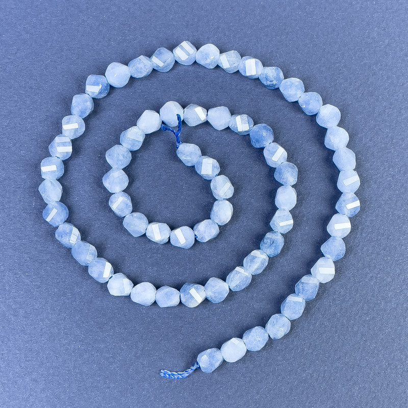 Korálky akvamarín brusované rhombíky 6×5 mm, na niti, délka cca 39 cm