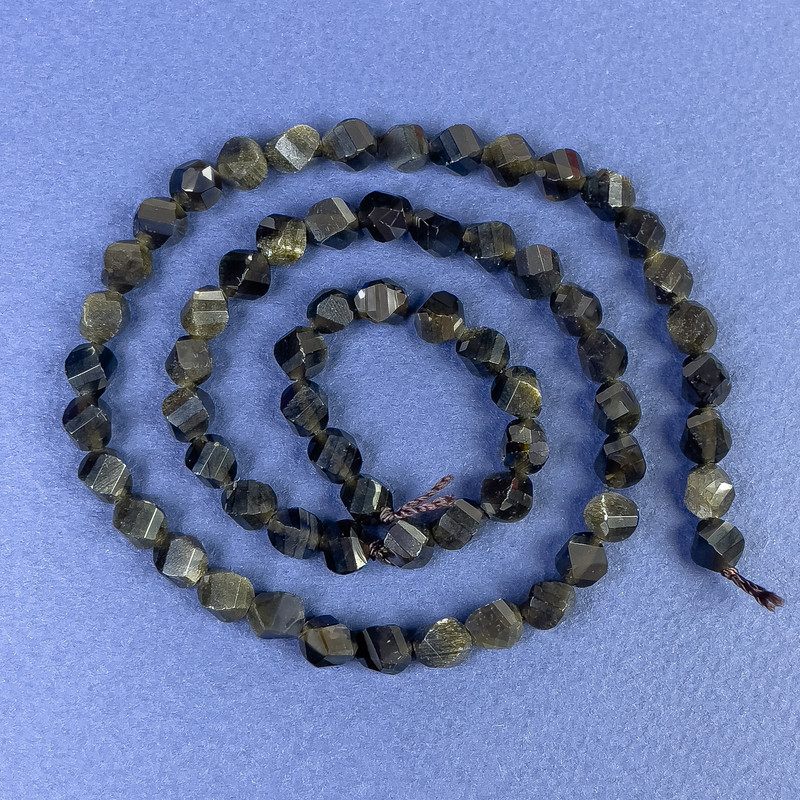 Korálky na niti Sluneční obsidián rombík 6×5 mm ± na niti, délka 39 cm