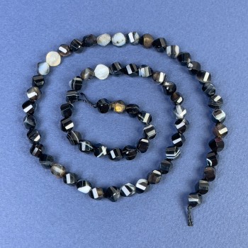 Korálky z achátu broušené ve tvaru rhombu 6×5 mm ± na niti, délka 38 cm