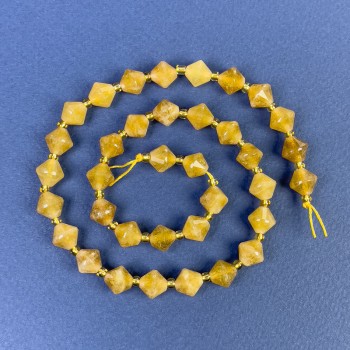 Broušené citrínové korálky romb 8×8 mm – s biserem na niti, délka 37 cm