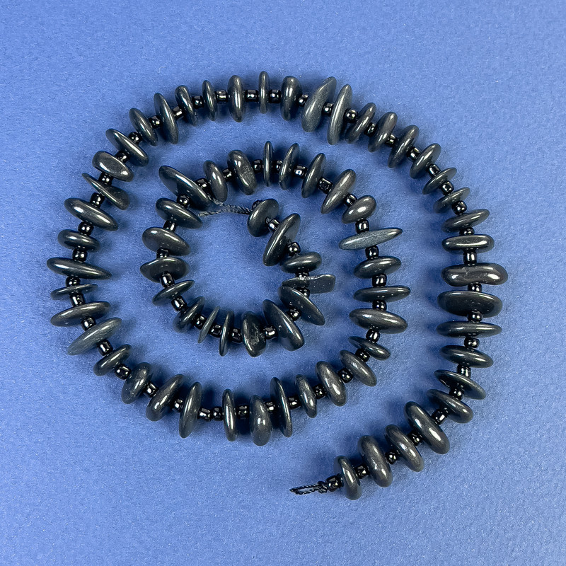 Achátové drobné korálky 10×3 mm ± s rokajly na niti, délka 40 cm