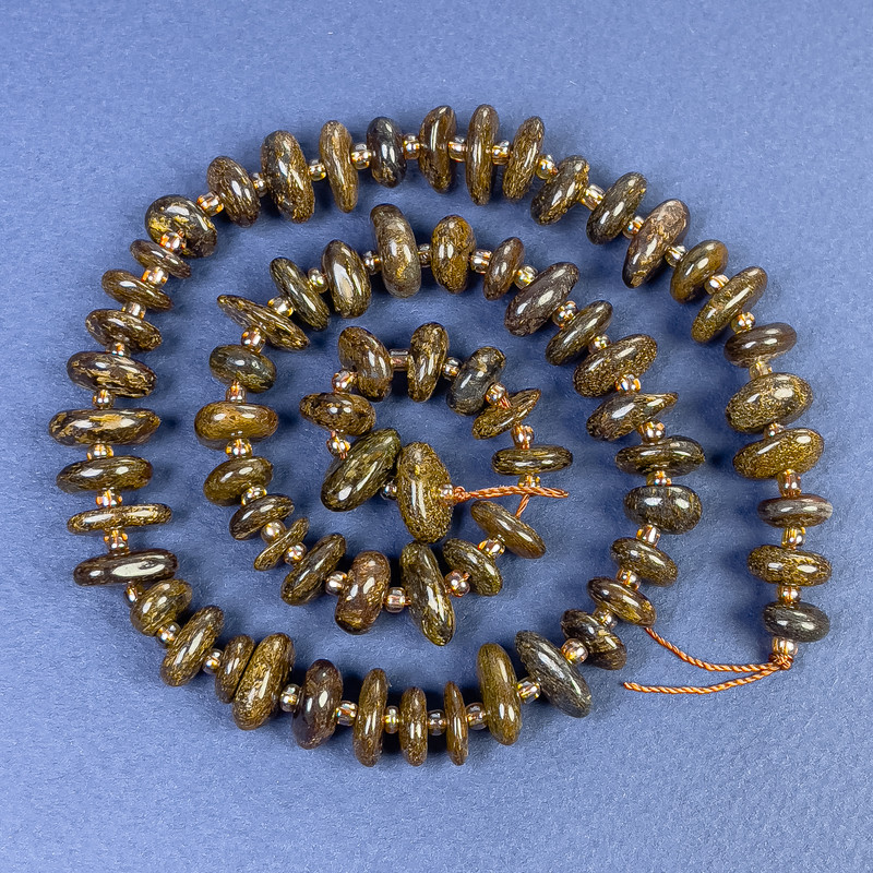 Korálky z bronzitu, galetové 8–10×4 mm, s rokajlem na niti, délka 40 cm+