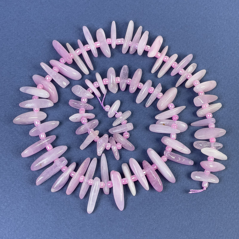 Kunzitové korálky – drobinka ve tvaru jehly, 15–20×2–5 mm ± s rokajlem na niti, délka 40 cm