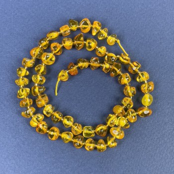 Jantarové korálky galetované 6×4 mm, se 2 mm skleněnými korálky, na niti, délka 39 cm