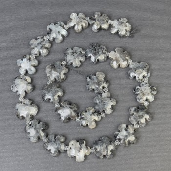 Korálky z larvikitu, květinový tvar, přírodní kámen, průměr 15×6 mm, otvor cca 1 mm, rokajl o průměru 3 mm, délka cca 41 cm